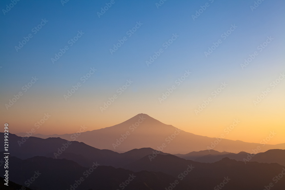 静冈县高山上秋天富士山的日出时间很美