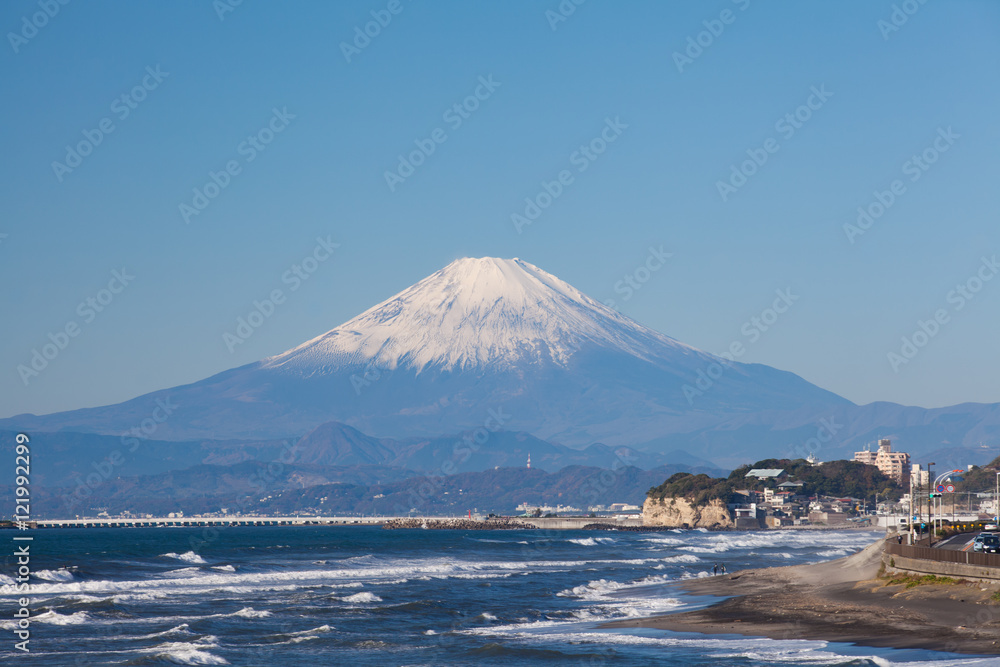 日本神奈川县相模湾秋季的富士山和大海