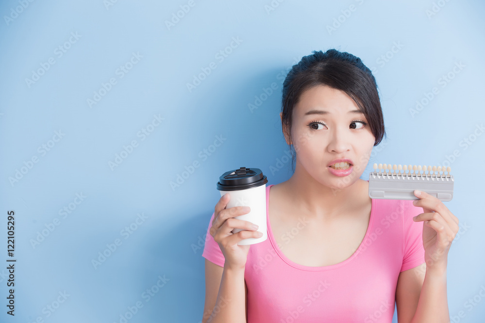 woman drinking coffee