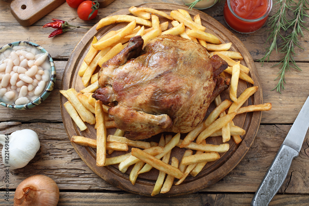 pollo arrosto con patate fritte sfondo tavolo di cucina rustico