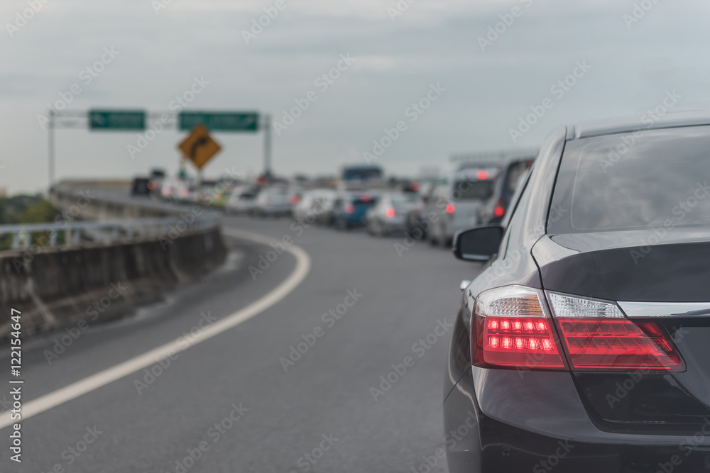 高速路上一排排汽车拥堵