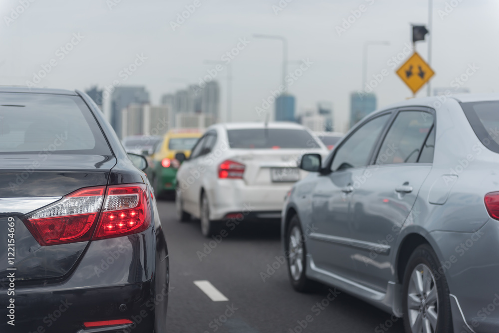 一排排汽车在高速公路上拥堵