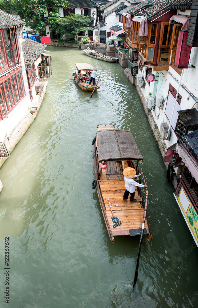 上海朱家角运河上的中国传统旅游船