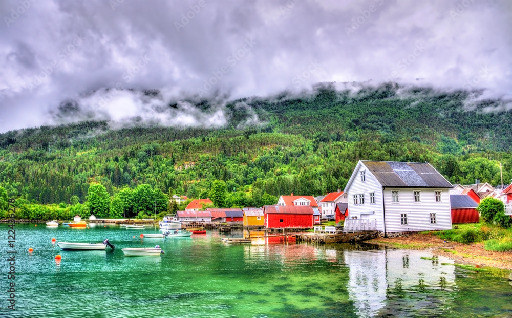 挪威索尔沃恩村Lustrafjorden峡湾的港口