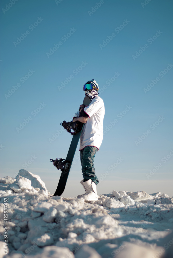 站在山顶上的单板滑雪运动员