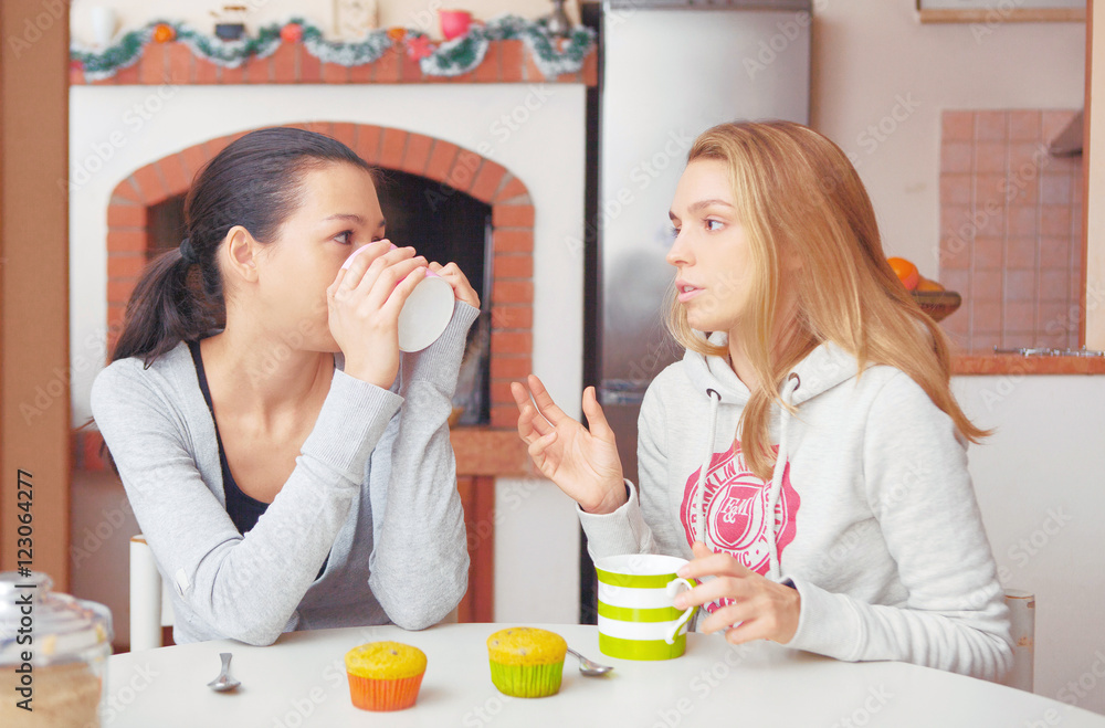 Due donne chiacchierano e bevono il tè 