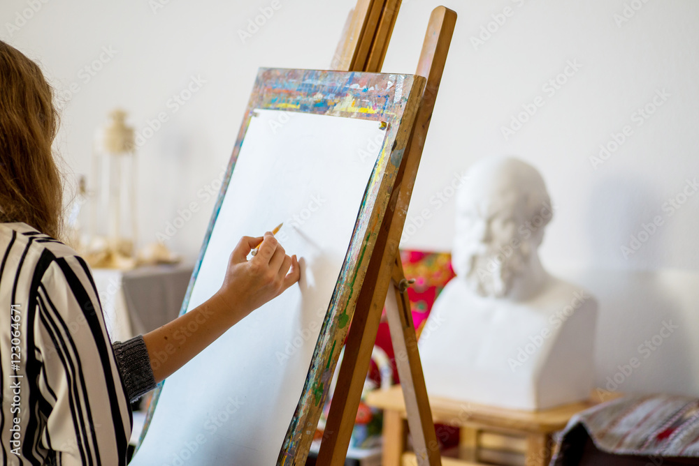  person draws at the easel