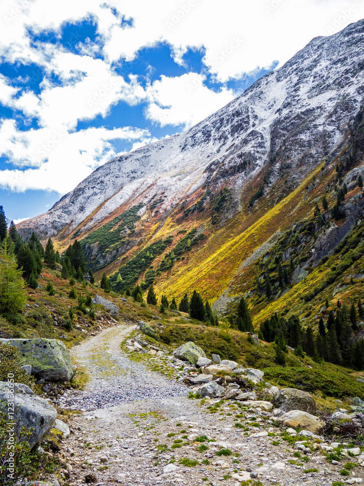 Wintereinbruch im Herbst, Wanderweg Graubünden, Tal Susauna, Schweiz