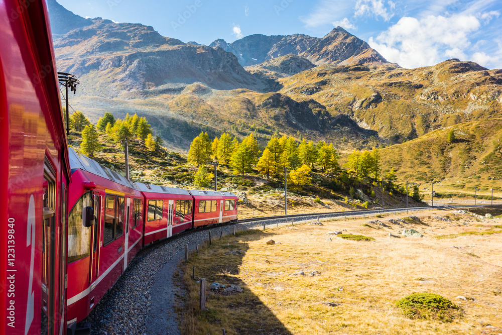 Zugfahrt im Herbst durch das Val Bernina, Graubünden, Schweiz