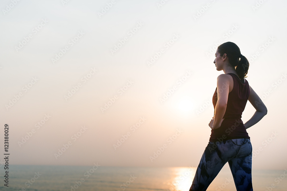 女性宁静健身健康平安海理念