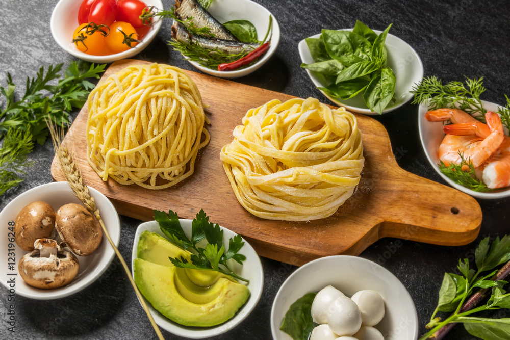 イタリア食材　生パスタ　 Raw pasta and Italian ingredients