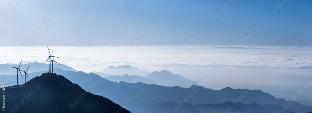 蓝岭山脉和风力涡轮机全景