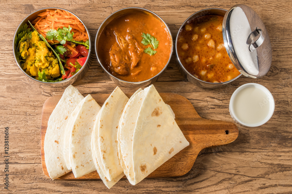 典型的なインドカレー　 chapati and curry lunch