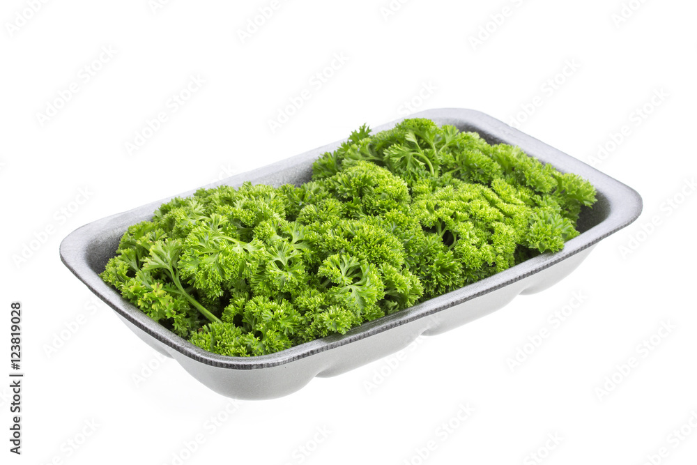 出售塑料包装的Parsley，白色背景隔离