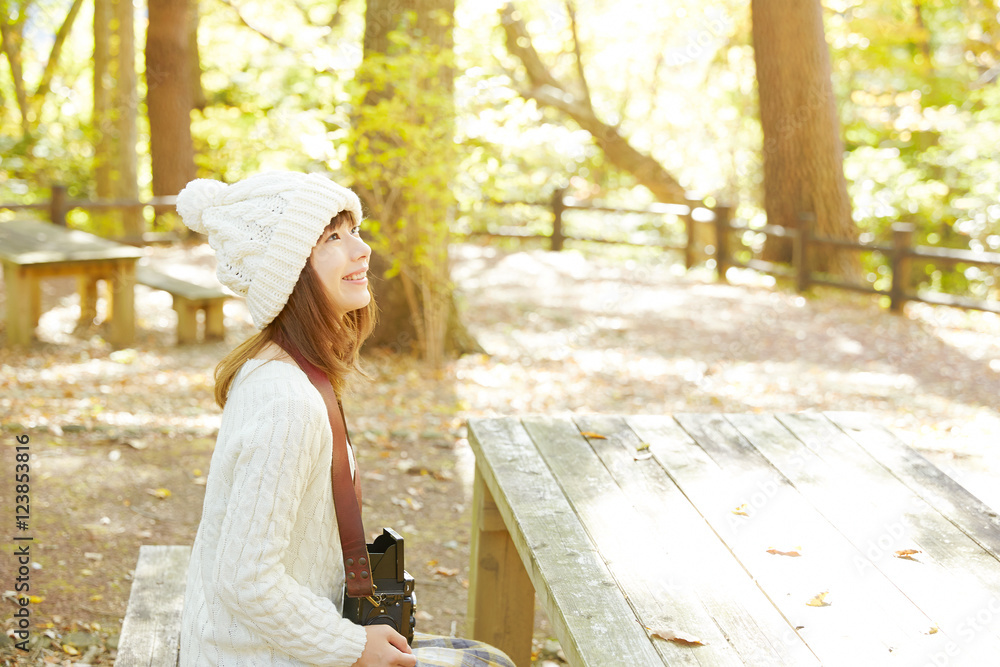 二眼レフカメラを持つ女性