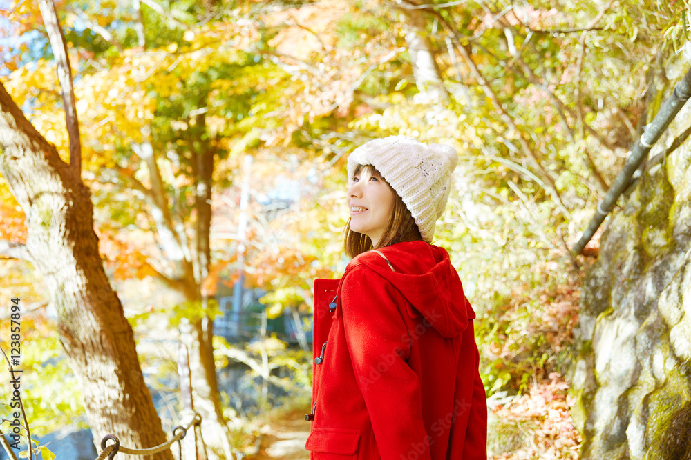 紅葉を楽しむ女性