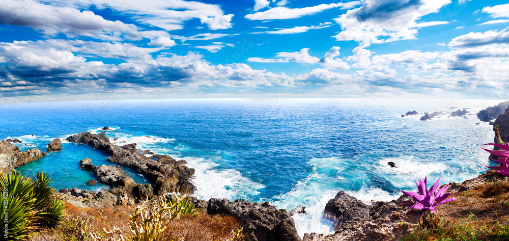 Paisaje idilico isla de Tenerife.Mar y cala.Paisaje marino pintoresco en Islas Canarias.Viajes y ave