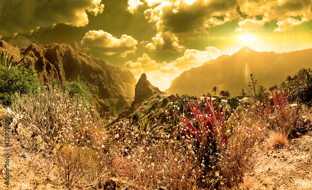 Paisaje idilico de montañas y puesta de sol.Valle de Masca,Tenerife,España.Paisaje pintoresco natura