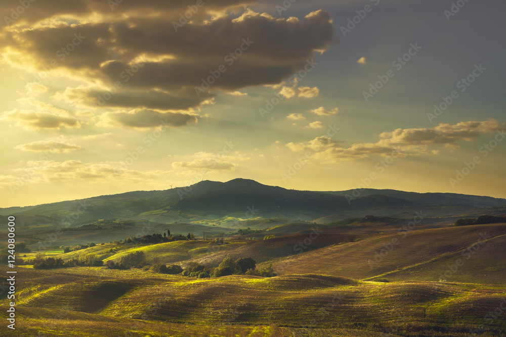 Volterra，日落时连绵起伏的山丘。乡村景观。绿色田野