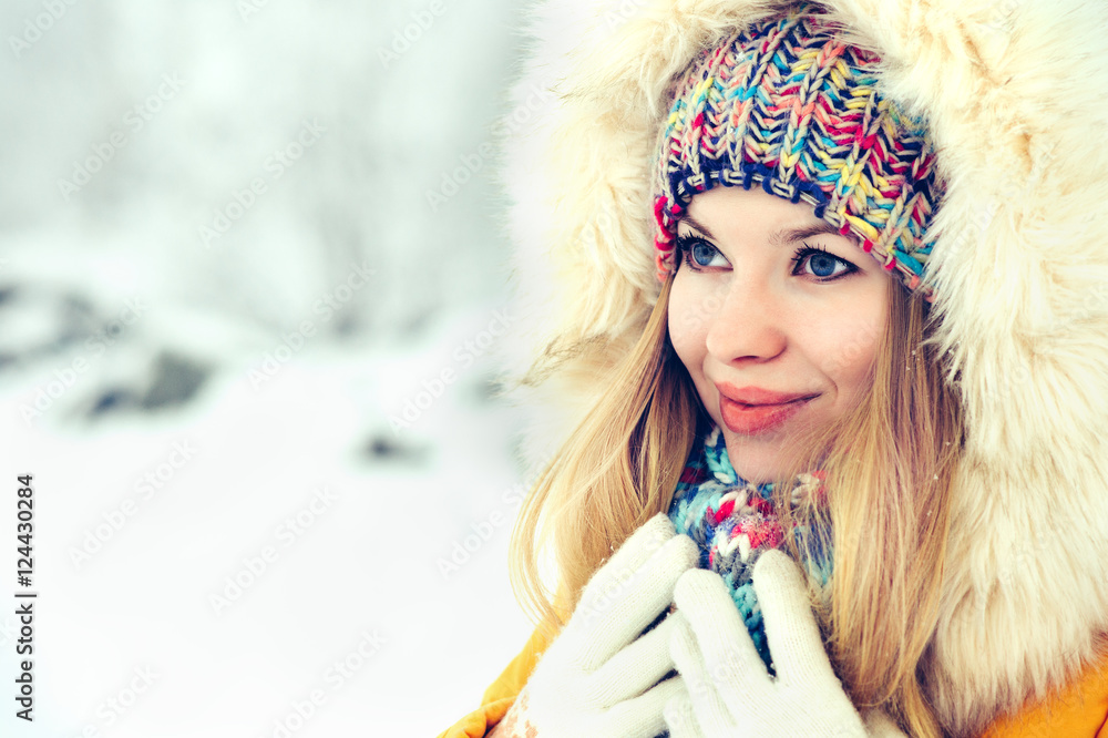 冬天的女人戴着帽子和毛皮风帽的脸时尚户外生活方式度假背景是雪的自然