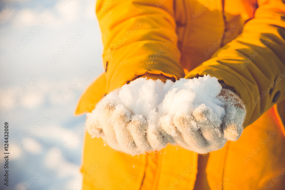 女人手中的雪冬季户外生活度假