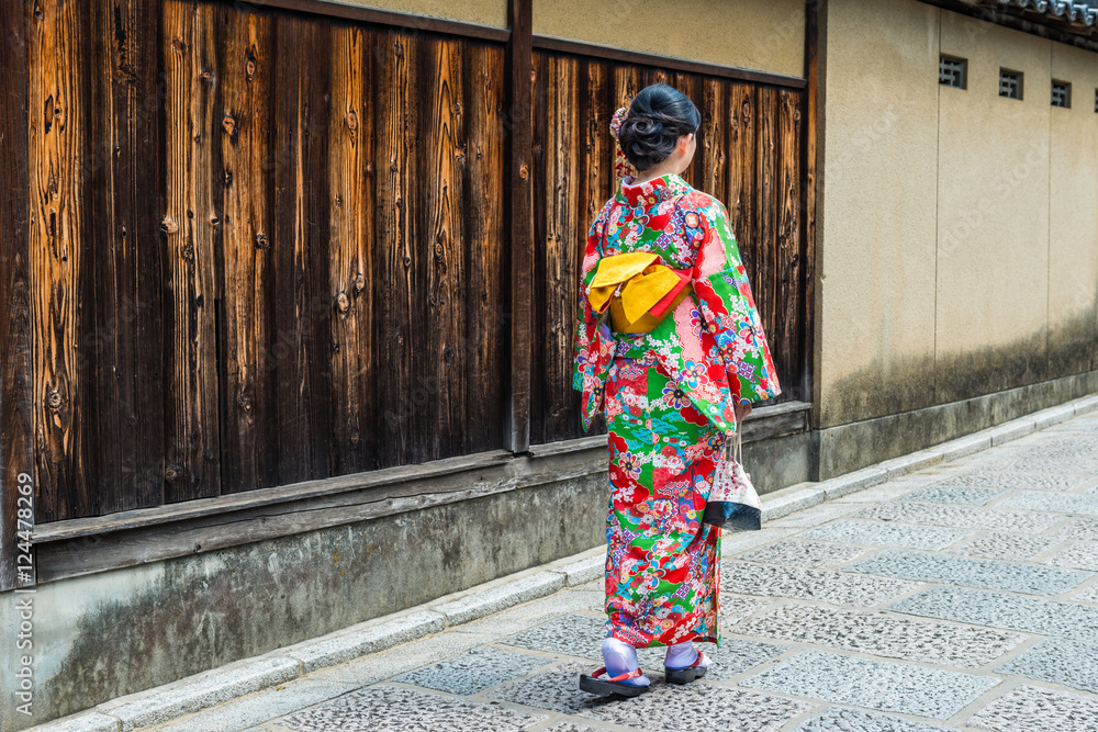 穿着和服走在日本京都老街上的亚洲女人