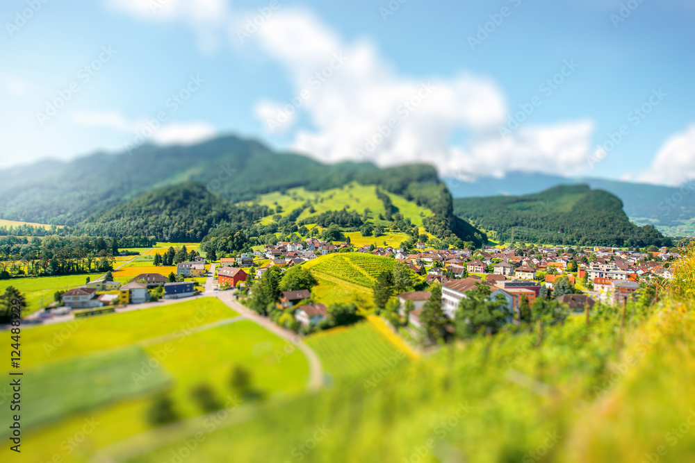 列支敦士登Balzers村的景观。采用倾斜移位图像技术的全景