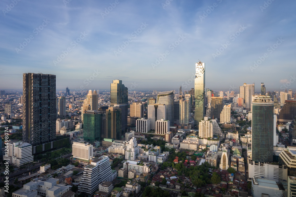 曼谷-泰国萨通中央商务区的城市天际线