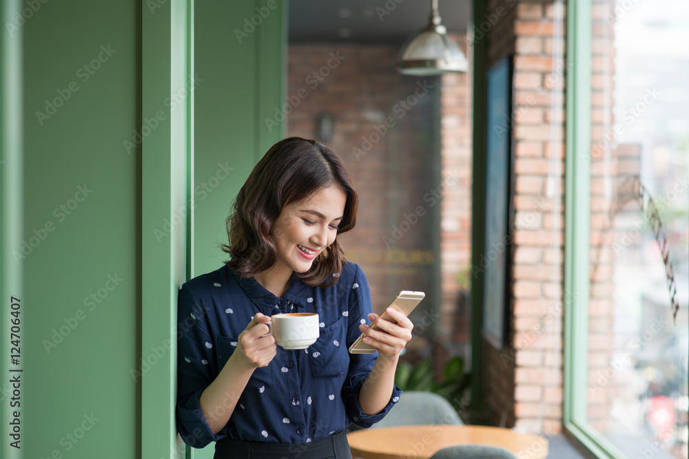 咖啡馆里漂亮可爱的亚洲年轻女商人，用mobi