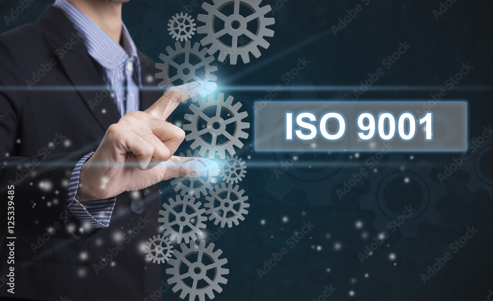 商人手工选择措辞iso 9001。登录虚拟屏幕。商业理念。