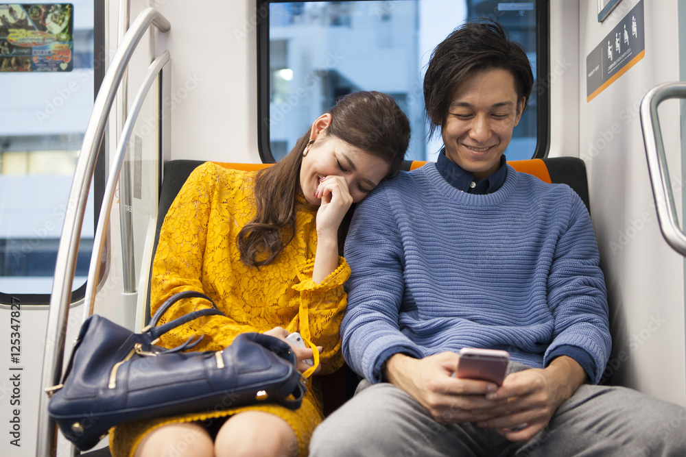 女人在火车上靠着男朋友