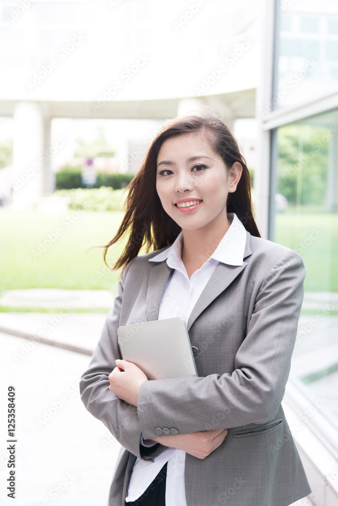 美丽的亚洲年轻女孩与平板电脑