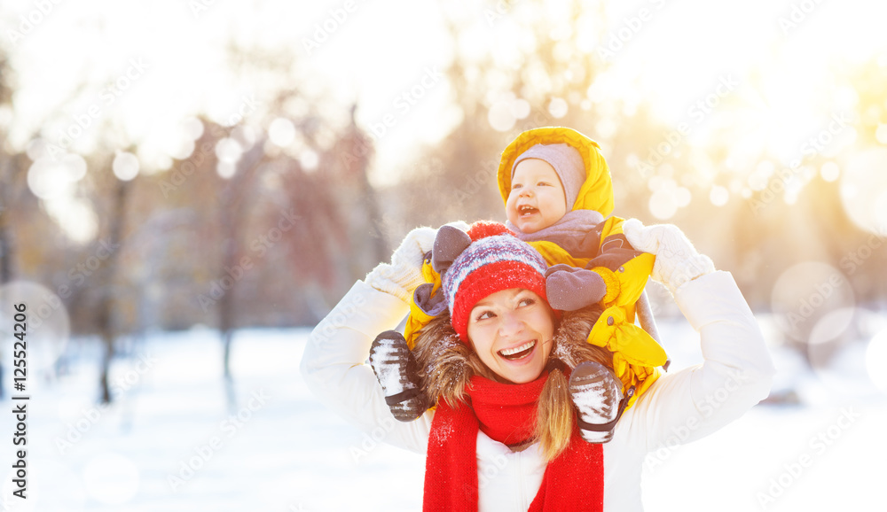 幸福的家庭妈妈和宝宝是冬天散步的幸福雪