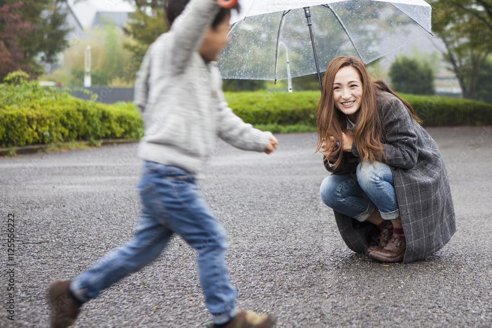 雨天，3岁男孩在公园里玩耍