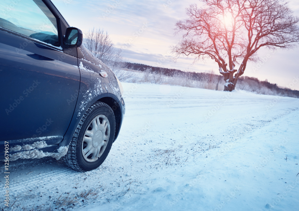 冬季道路上的汽车轮胎被雪覆盖