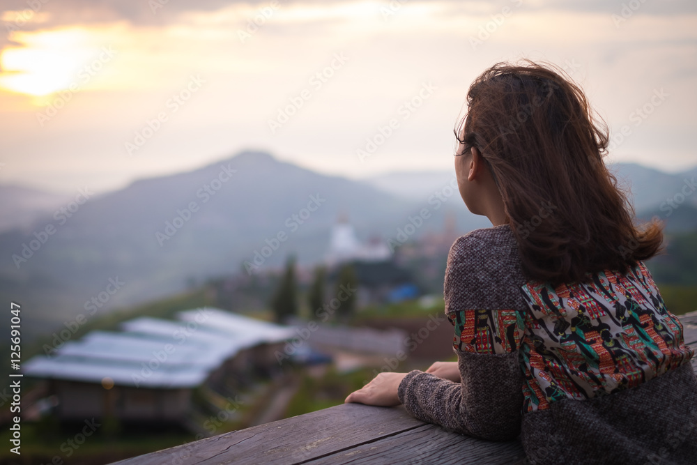 年轻女子清晨眺望山景