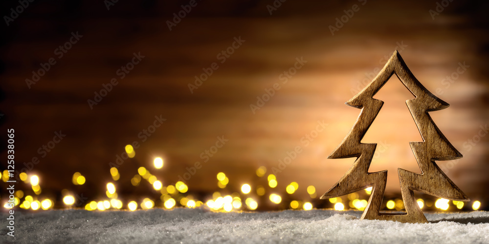 Weihnachtliche Szene aus Holz im Laternenlicht