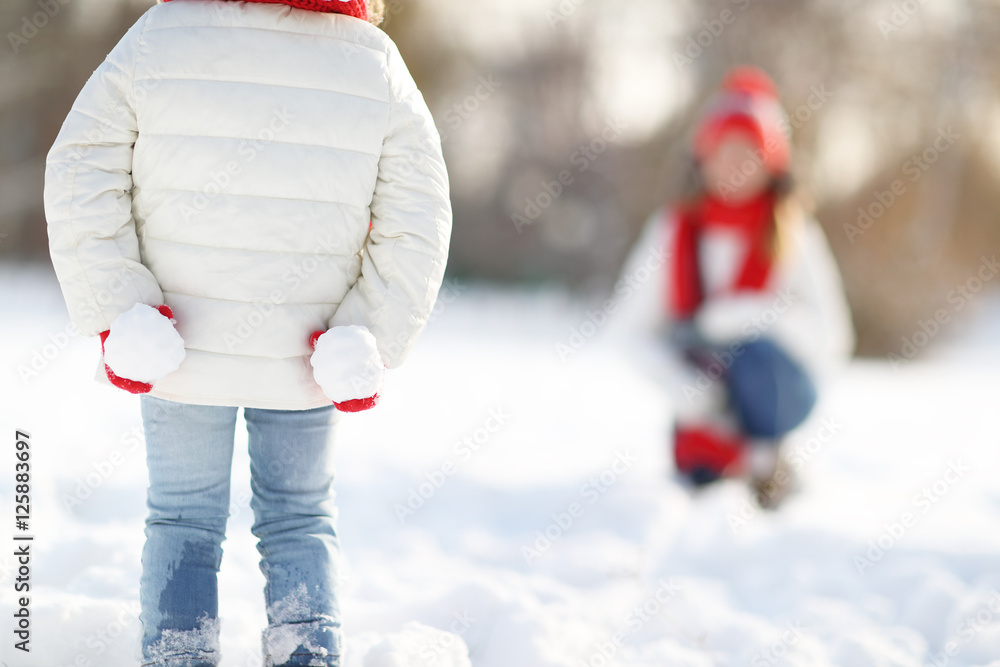 幸福的家庭母亲和孩子的女儿玩得开心，玩雪