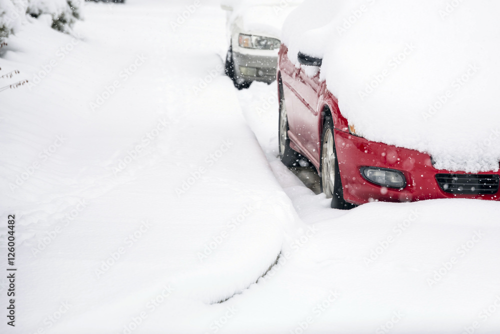 被雪覆盖的汽车