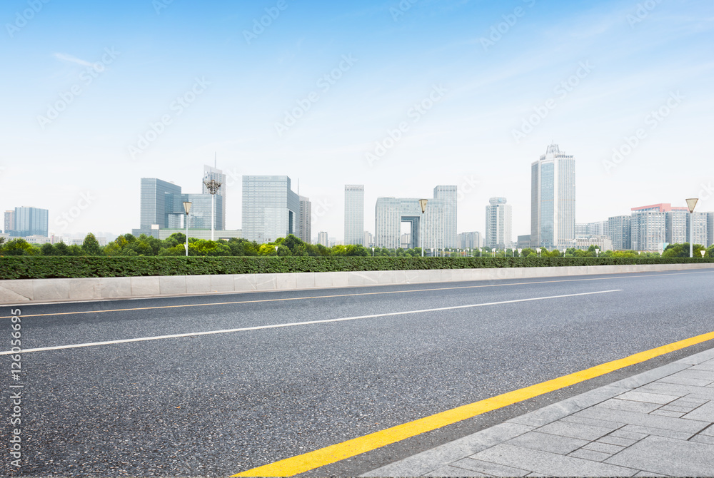 从空旷的柏油路看南京的城市景观和天际线