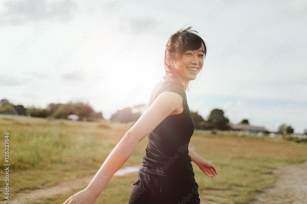 早上在球场上行走的女跑步者