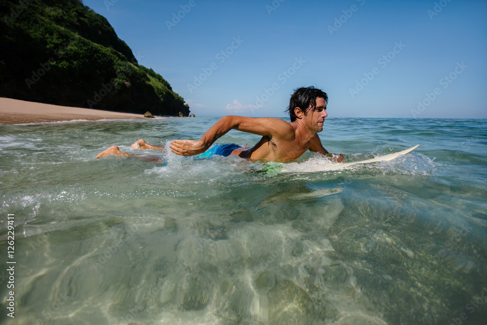 年轻人在海里冲浪