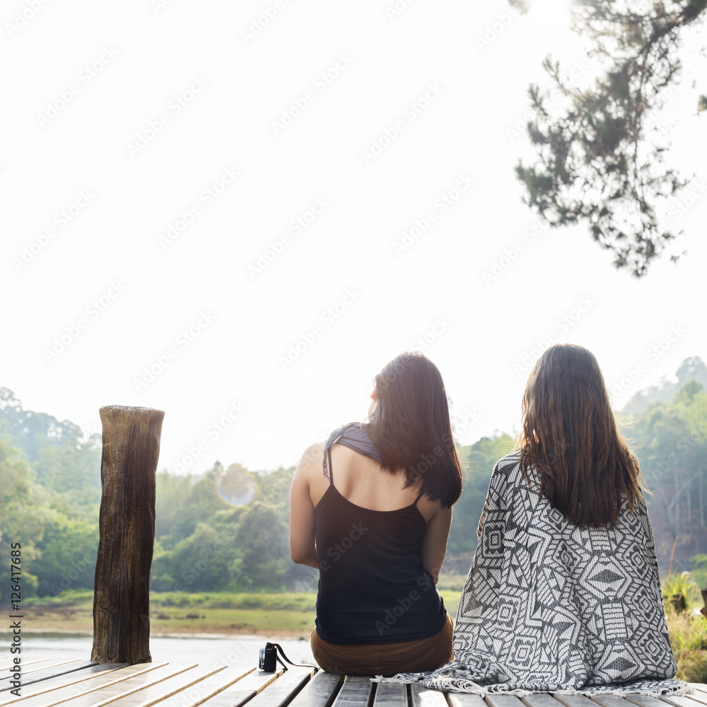 女孩朋友探索户外自然概念