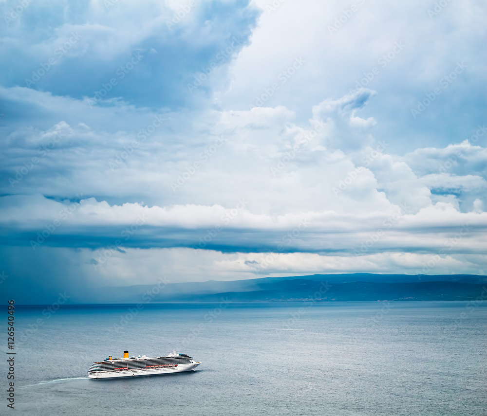 游轮景观。美丽的海景和戏剧性的天空背景。雨水和暴风雨的云景。寒冷的G