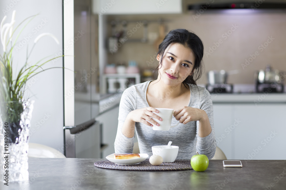 年轻女子在家吃早餐