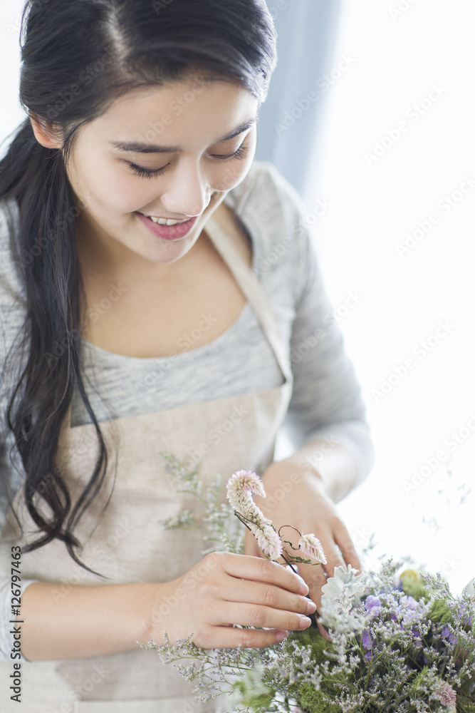 年轻女子在家插花