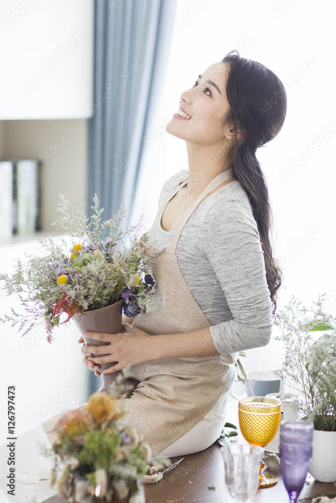 年轻女子在家插花