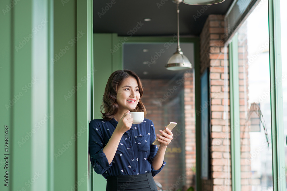 咖啡馆里漂亮可爱的亚洲年轻女商人，用mobi