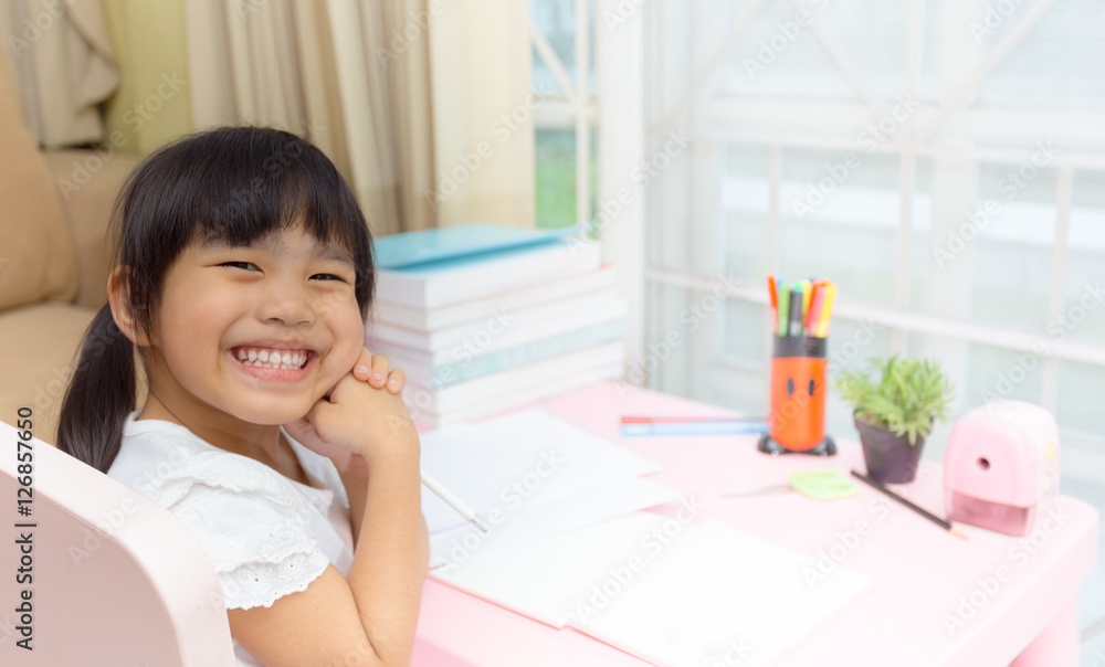 快乐的小女孩和早期教育。孩子们做作业是为了好玩和学习