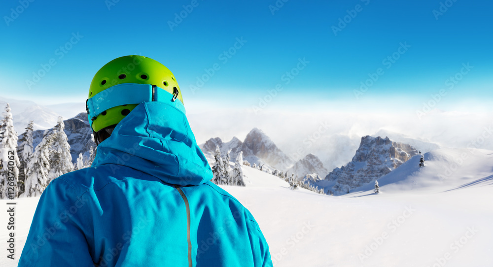 美丽陆地上的滑雪背景